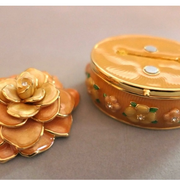 Joan Rivers RARE  Vintage Stunning Trinket Box With Beautiful Earrings! - Picture 4 of 16